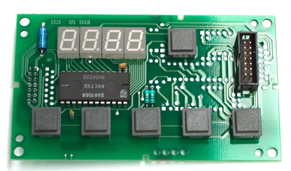 Leiterplatine von Daikin mit fünf Tasten, einem Mikrochip und einem Anzeigeelement, montiert auf einer grünen Platine mit elektrischen Verbindungen und Komponenten.